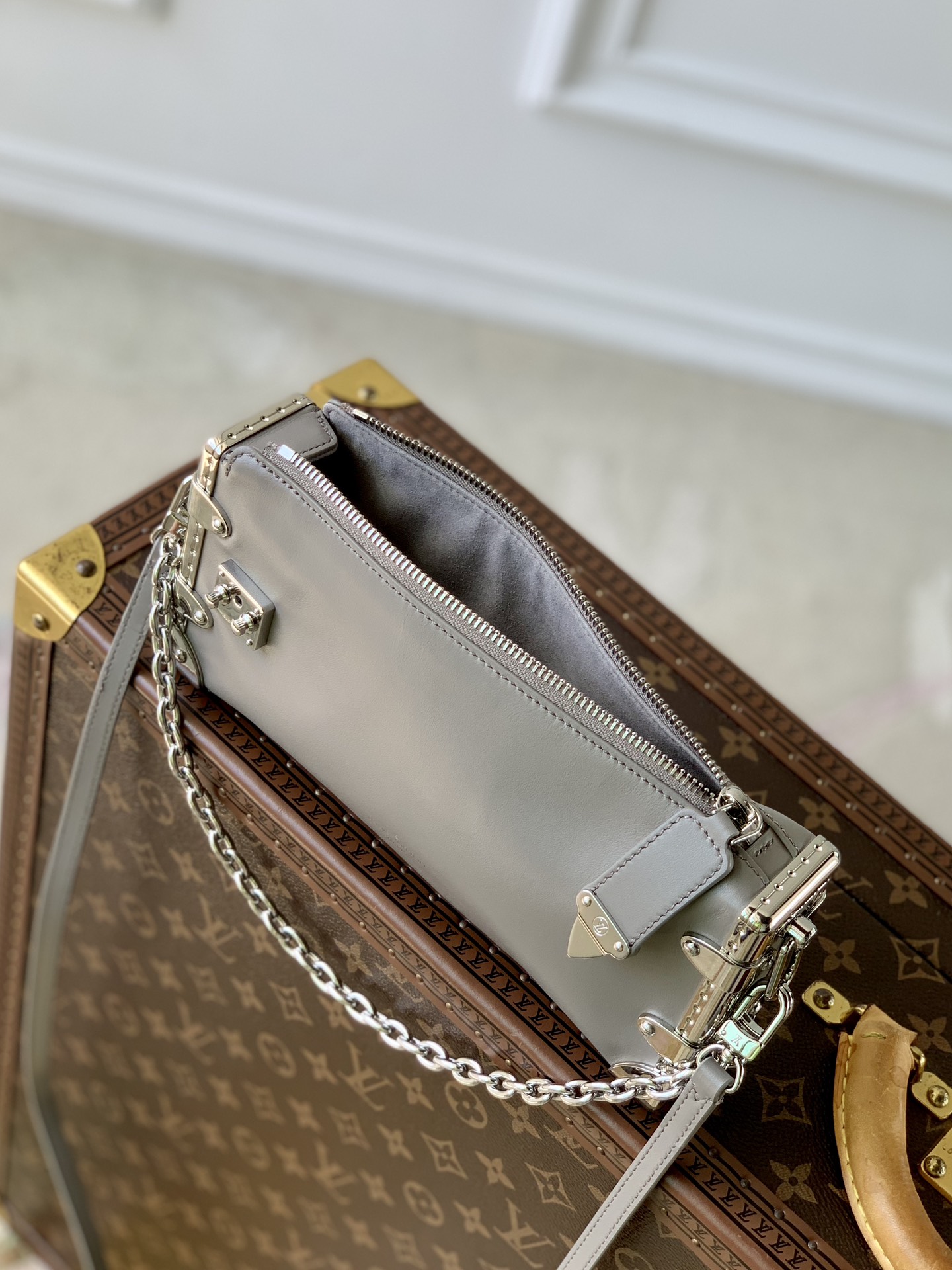 l0*is V*t0n slim trunk--m25445-23 x 12 x 4cm