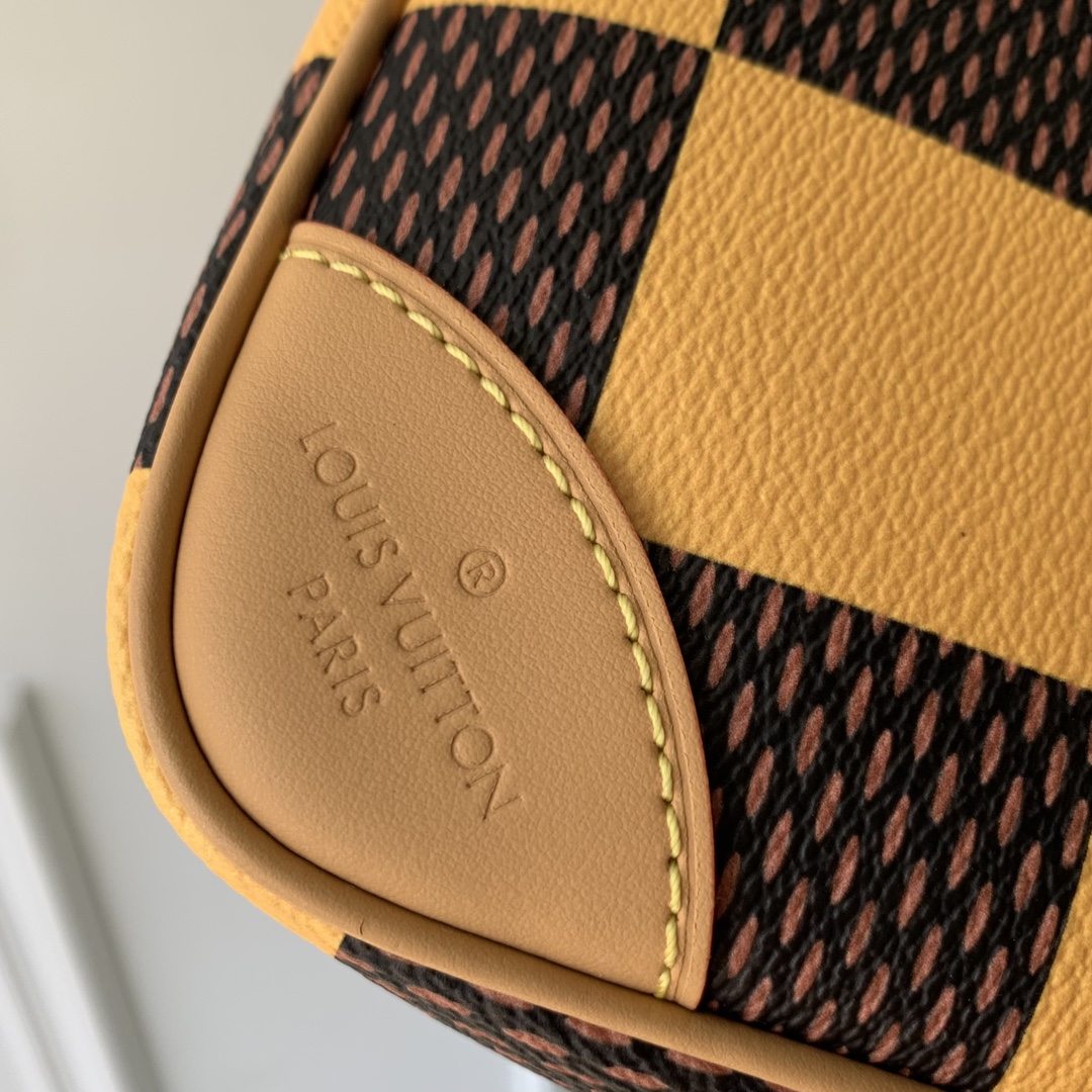 l0*is V*t0n chess messenger bag-24 x 24 x 8cm