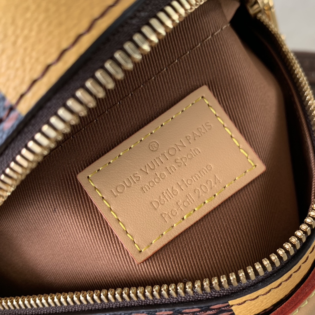 l0*is V*t0n chess messenger bag-24 x 24 x 8cm