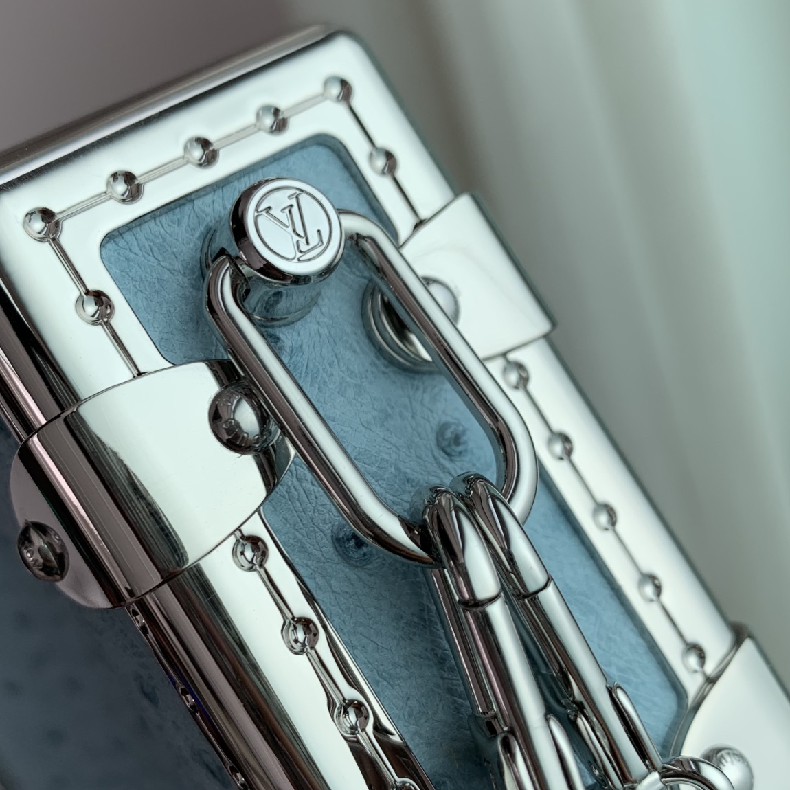 l0*is V*t0n slim trunk--m25445-23 x 12 x 4cm