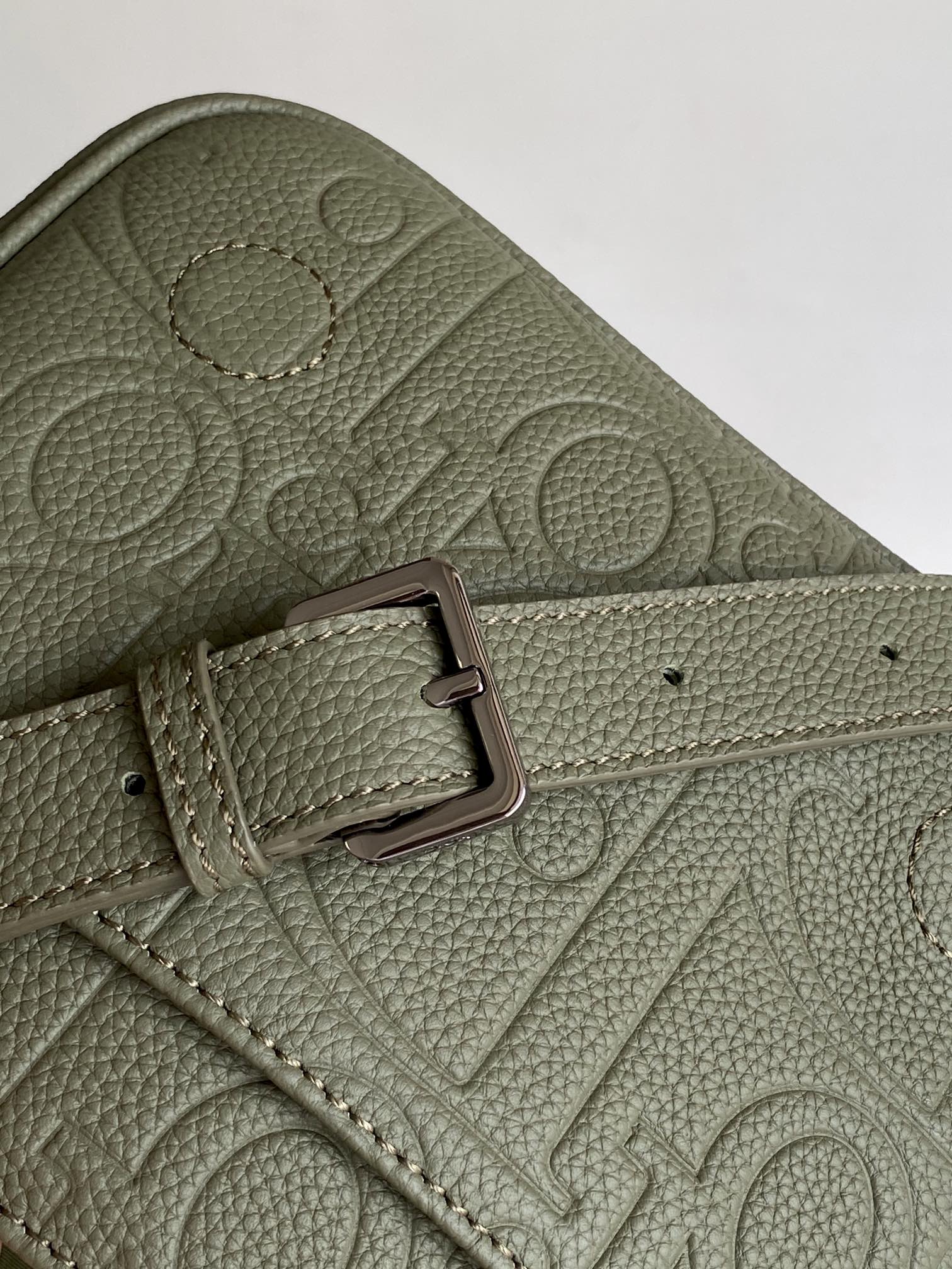 D*or men messenger bag-21 x 18 x 6cm