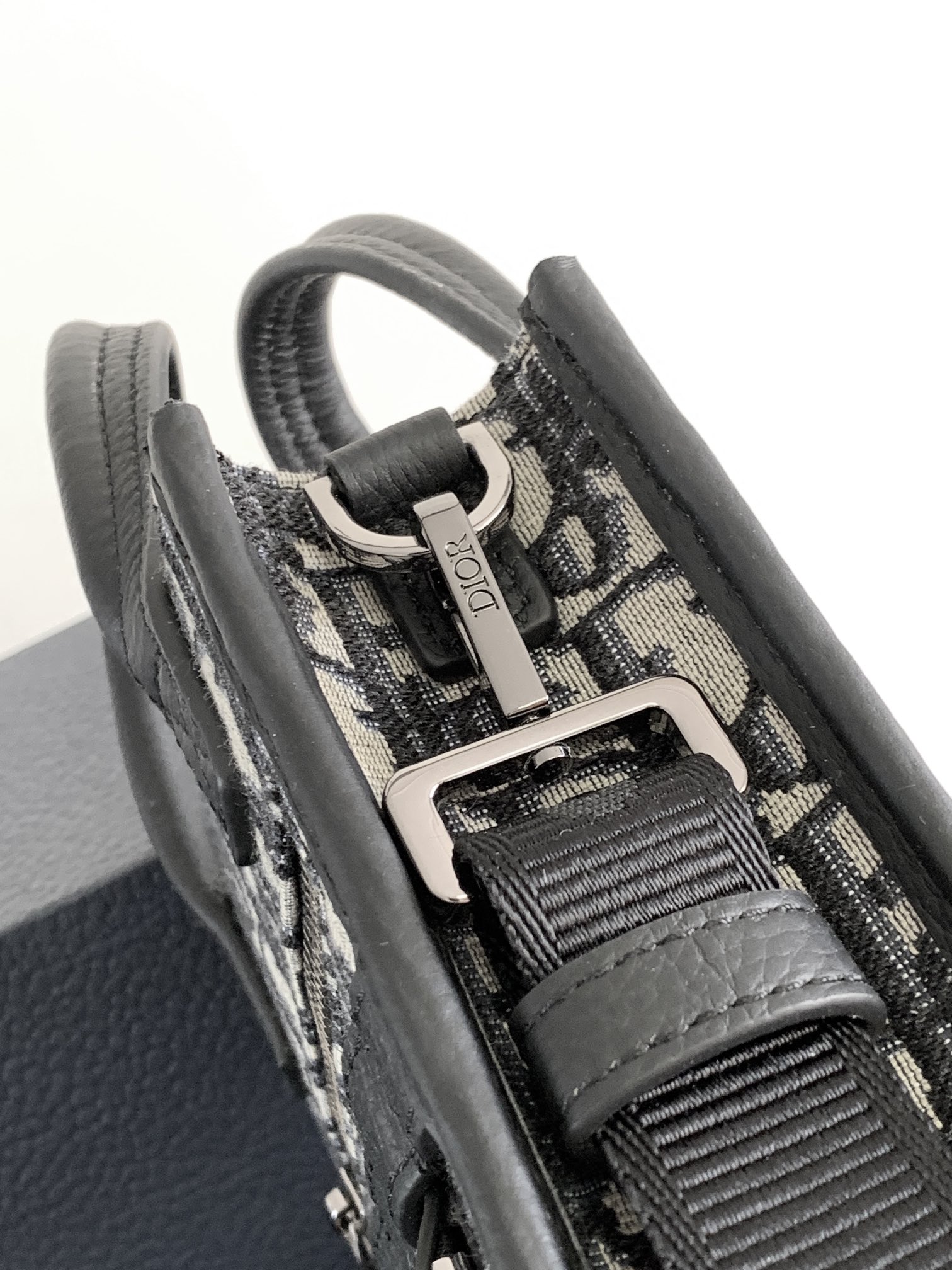 d*or safari Nor*h-south bag-14 x 19 x 6.5cm