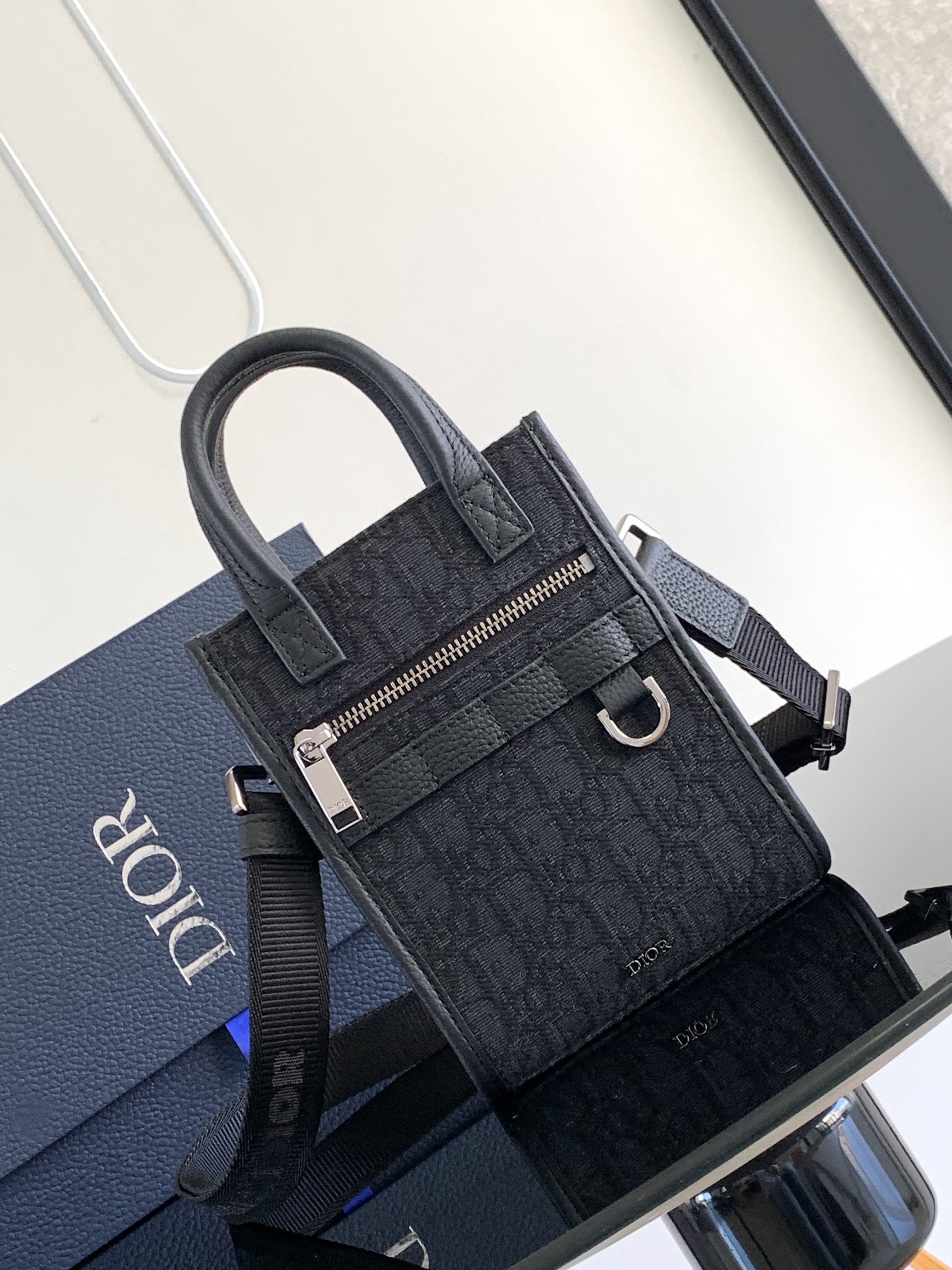 d*or safari Nor*h-south bag-14 x 19 x 6.5cm