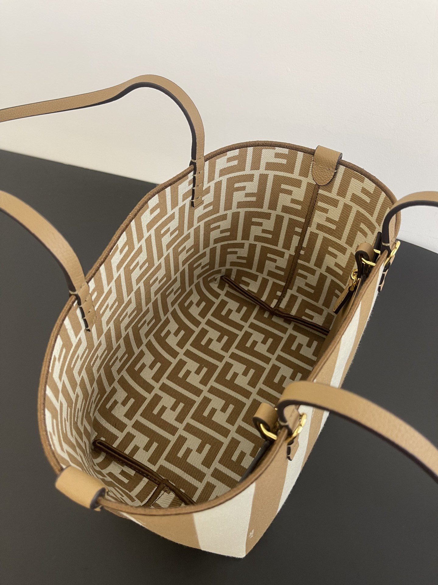 F**di tote-22x14x18cm