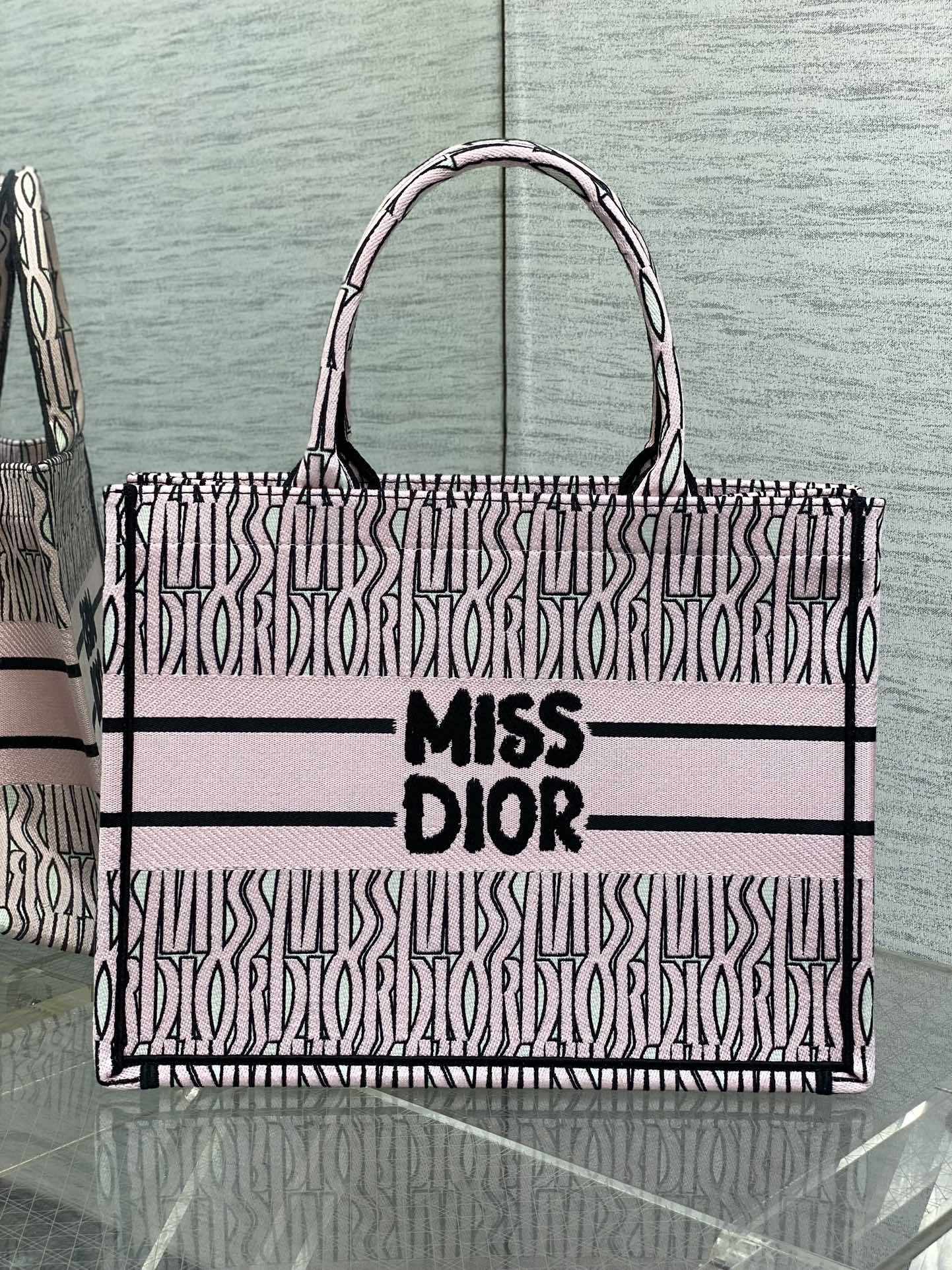 D*or small book tote-36.5cm