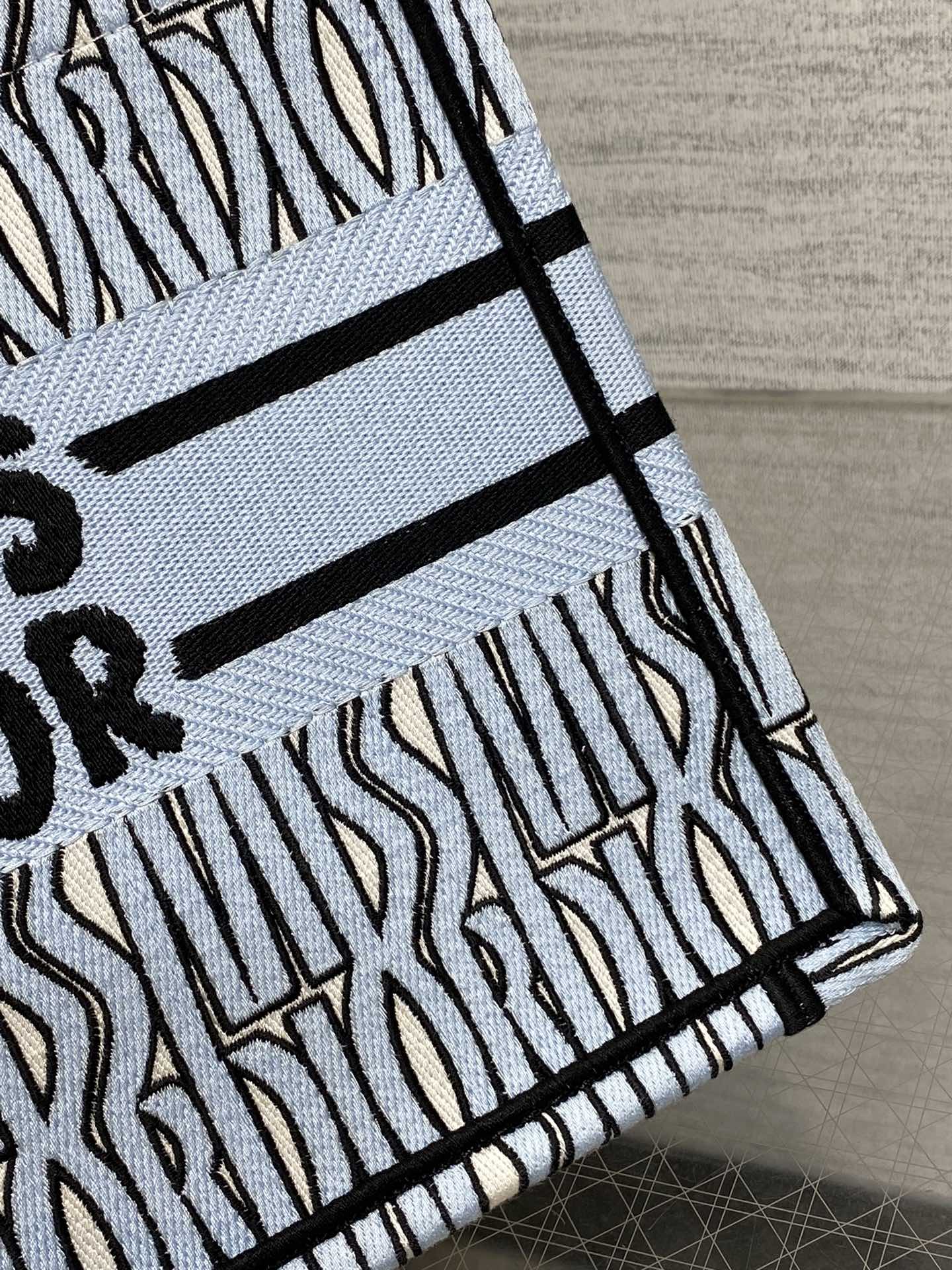 D*or small book tote-26*8*22cm