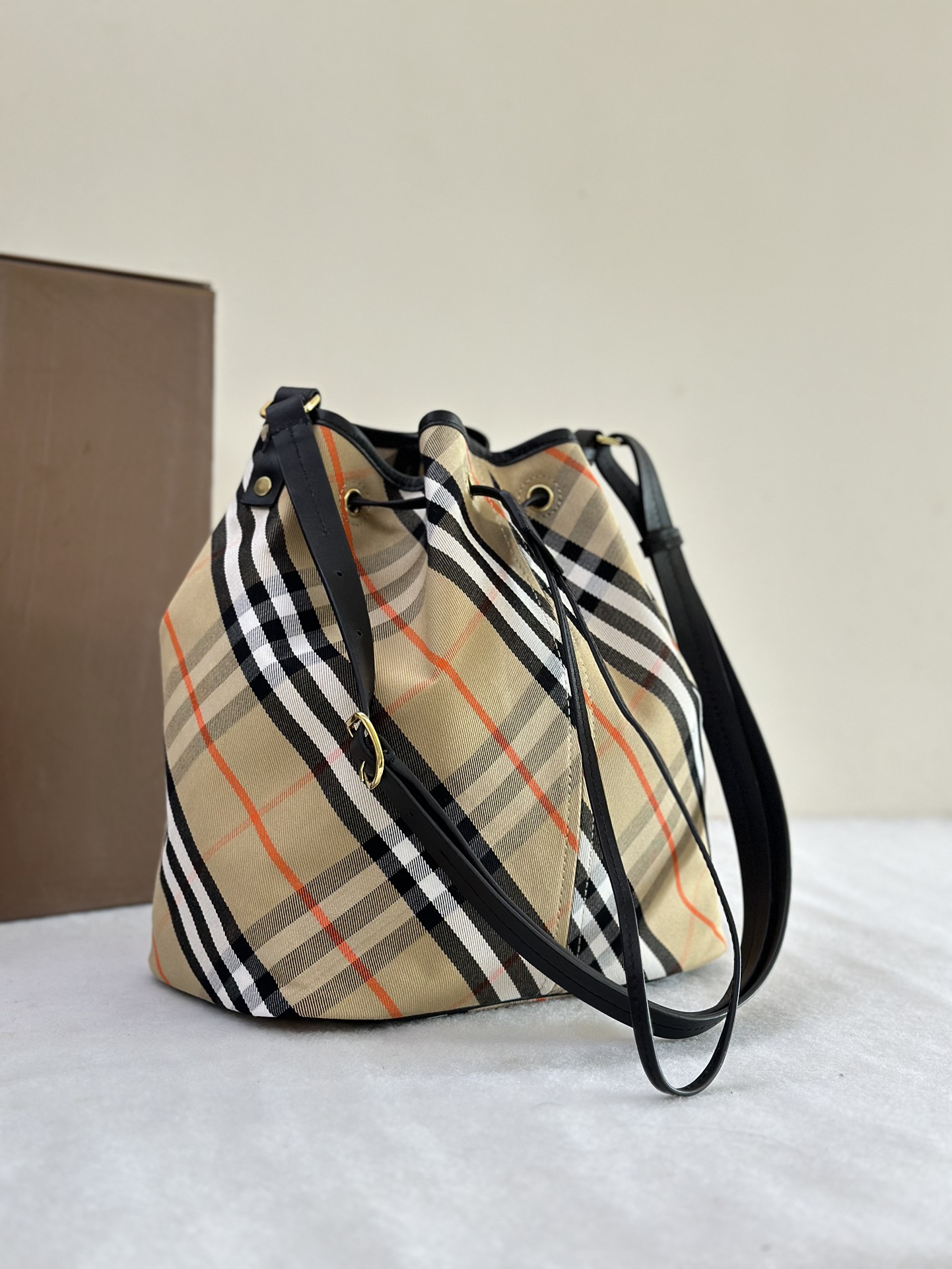 B**rry bucket bag-27.5 x 16 x 29cm