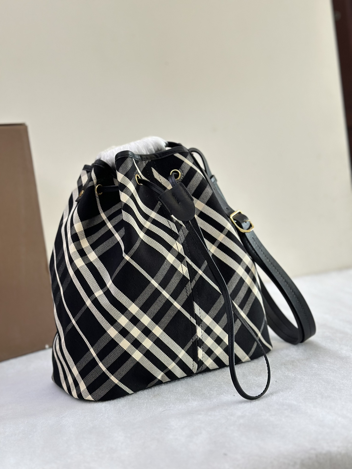 B**rry bucket bag-27.5 x 16 x 29cm