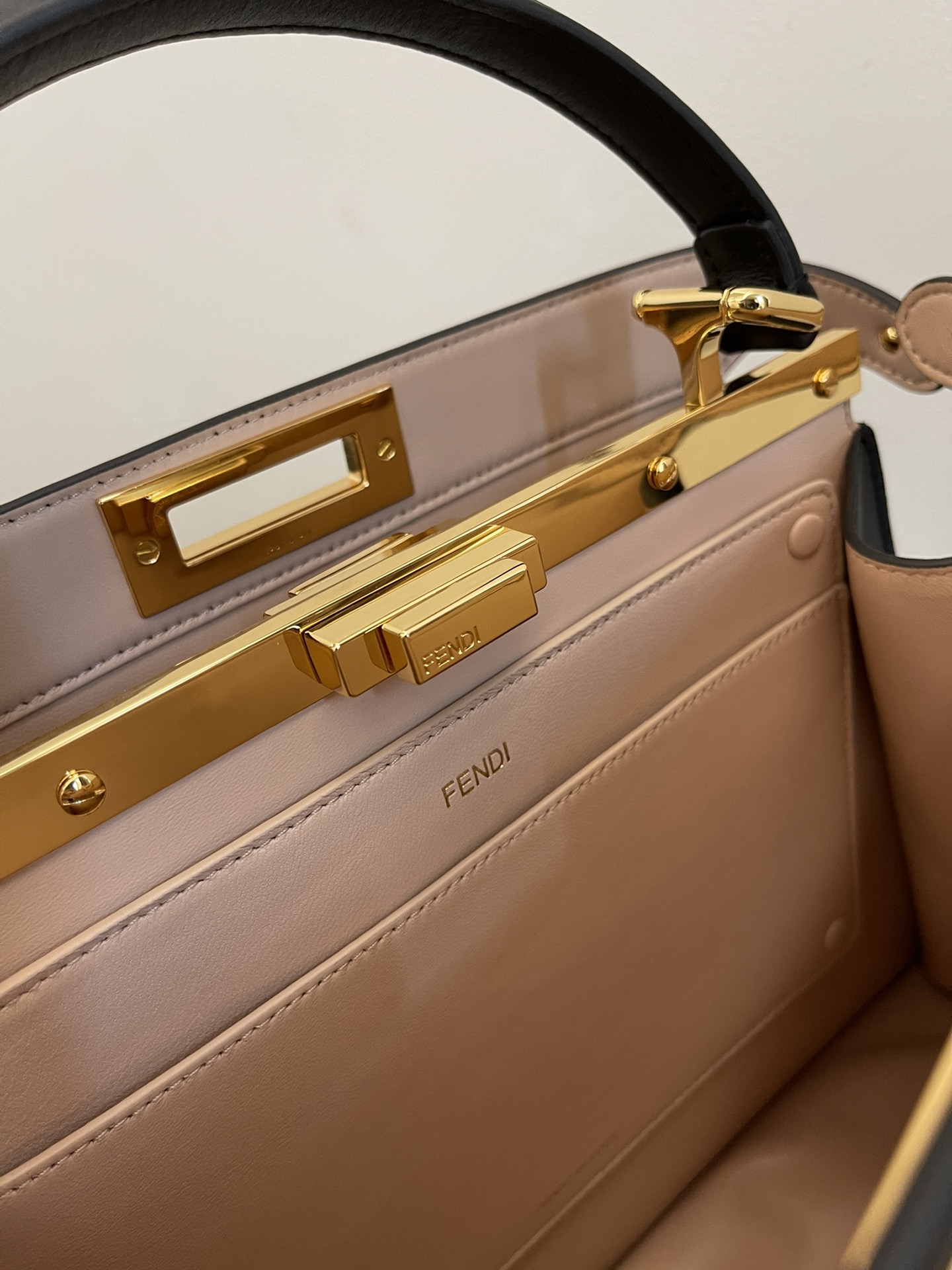 F**di peekaboo iseeu bag-33x25x13cm