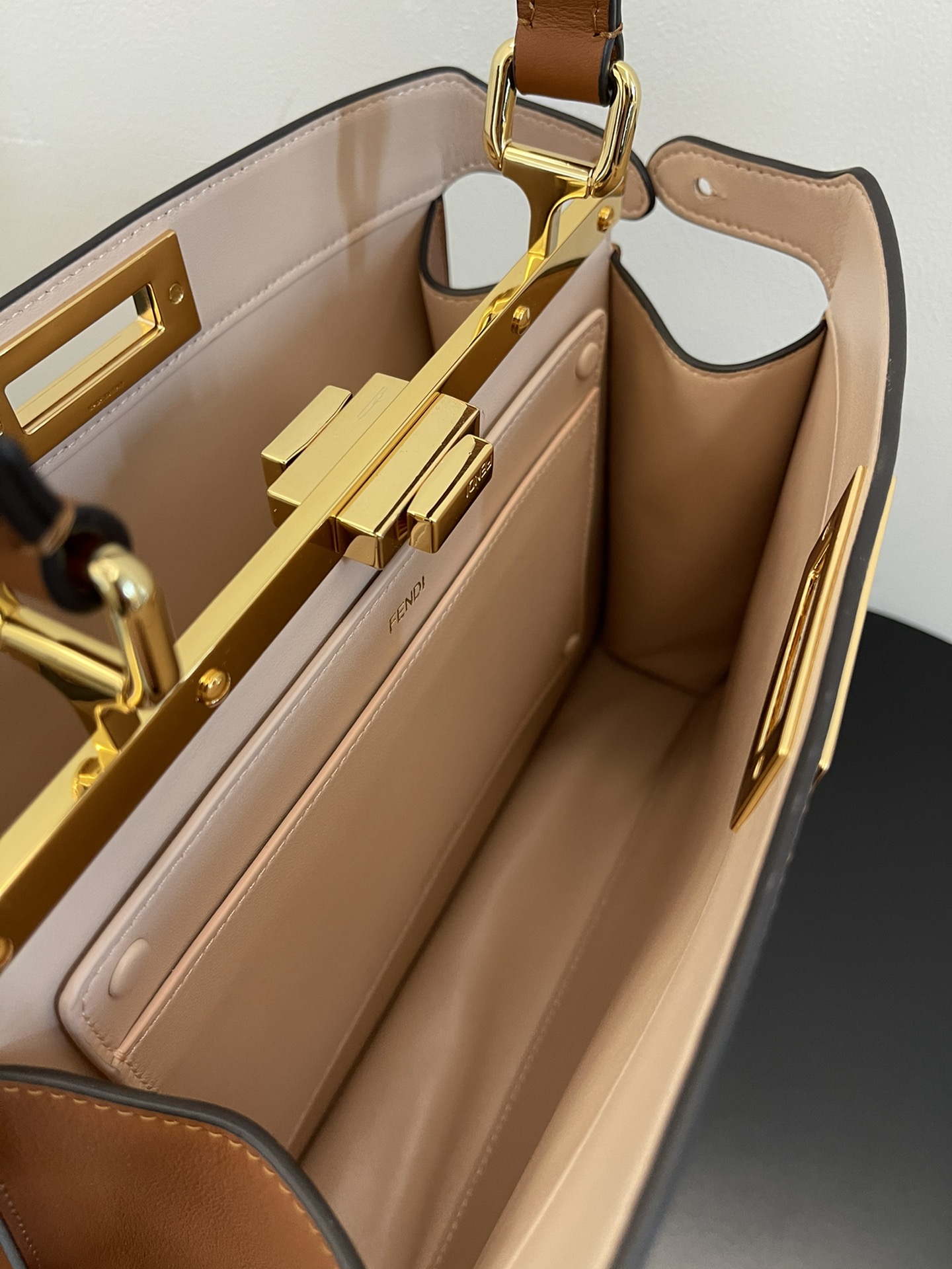 F**di peekaboo iseeu bag-33x25x13cm