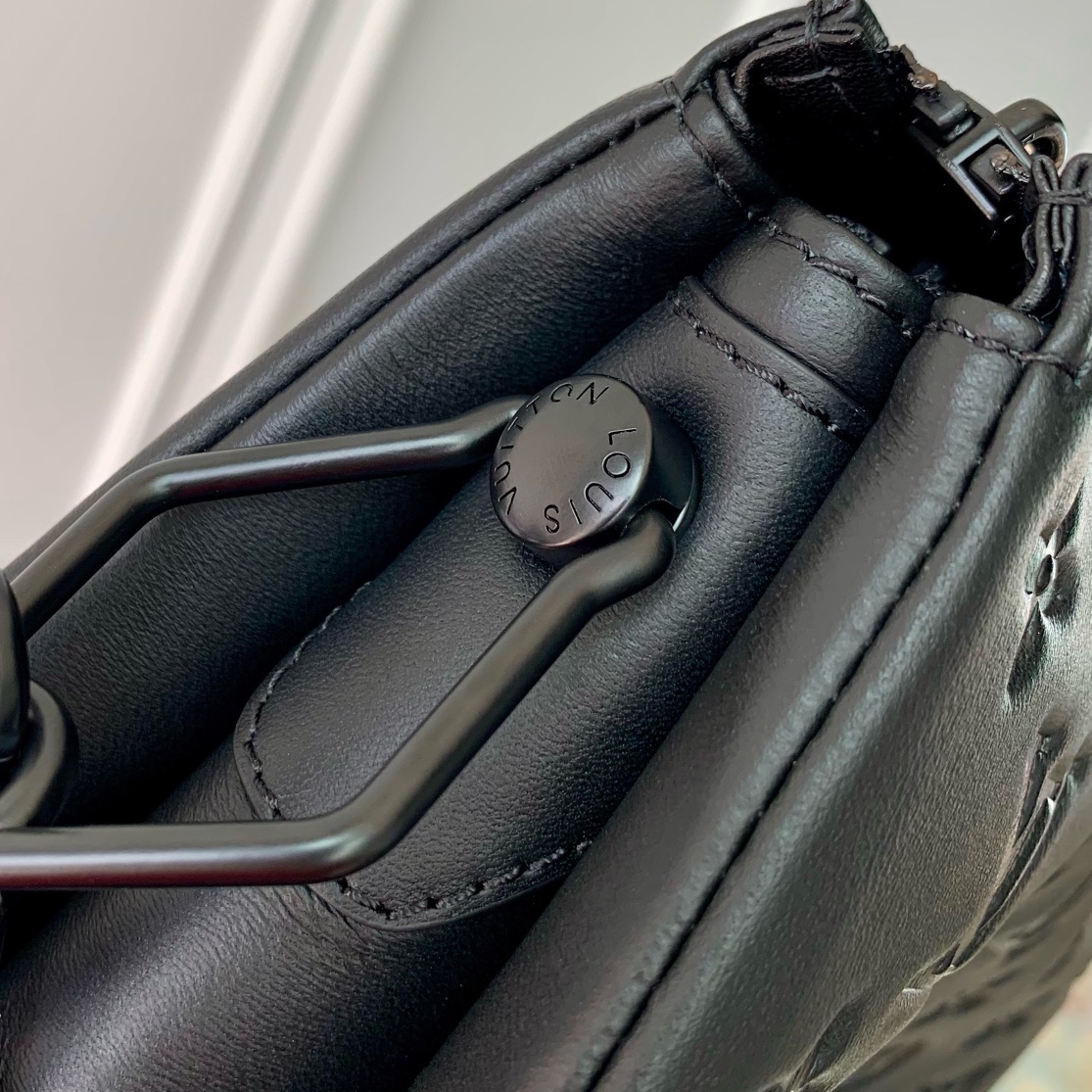 l0*is V*t0n black out coussin handbags-m11370-26*20*12cm