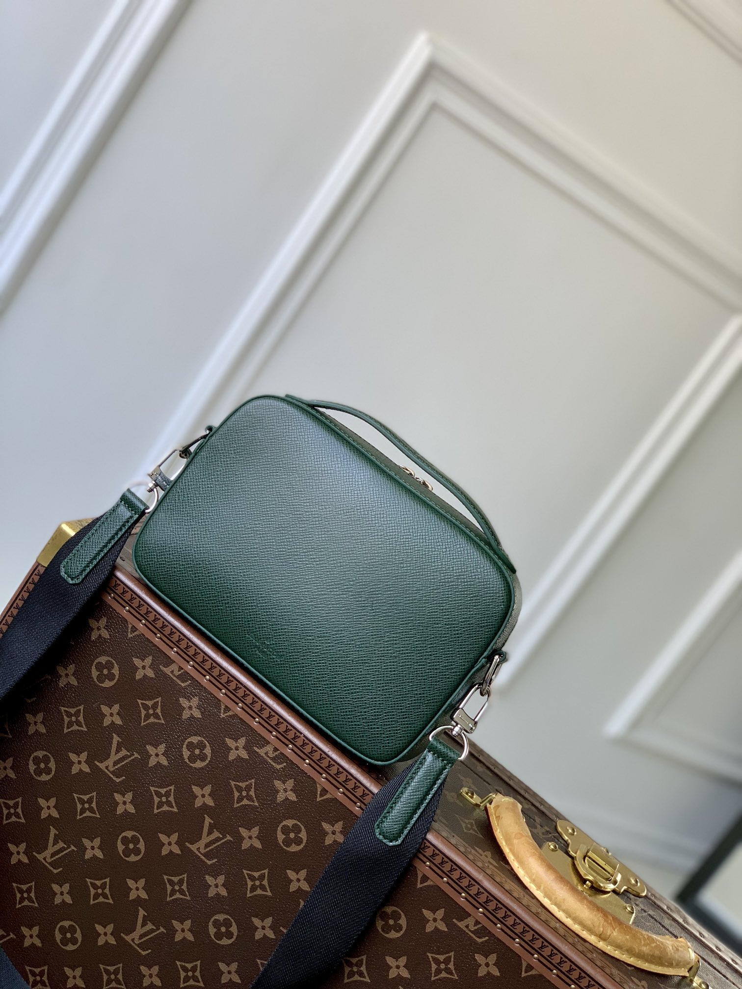 l0*is V*t0n avenue bag-22.5 x 15.5 x 7.5cm