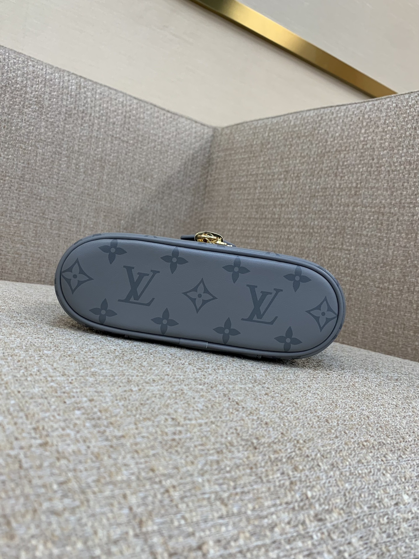 l0*is V*t0n vanity chain pouch-11.5x6.5x19cm