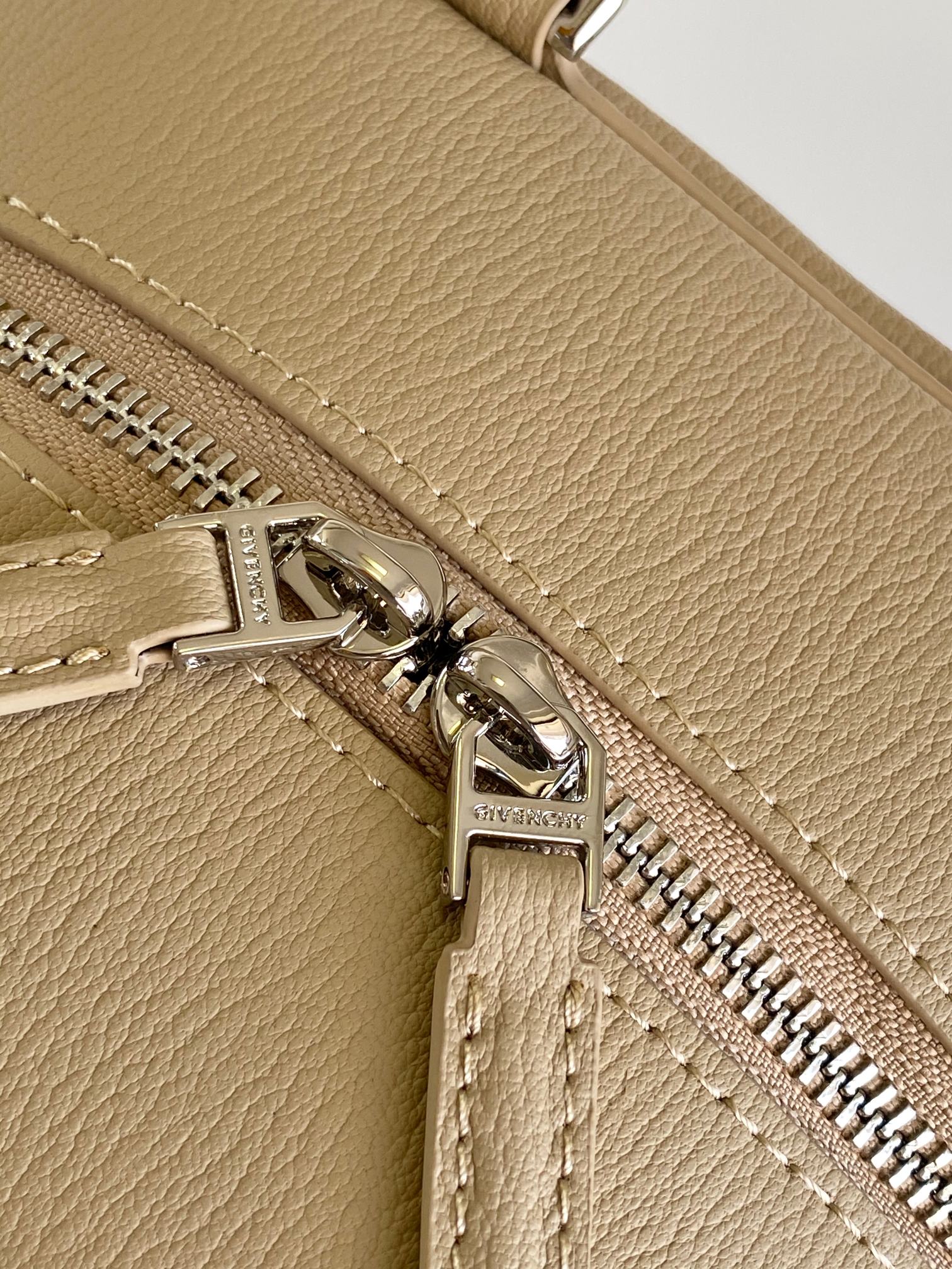 Givenchy Anyigona Cube Tote-13*19*22CM