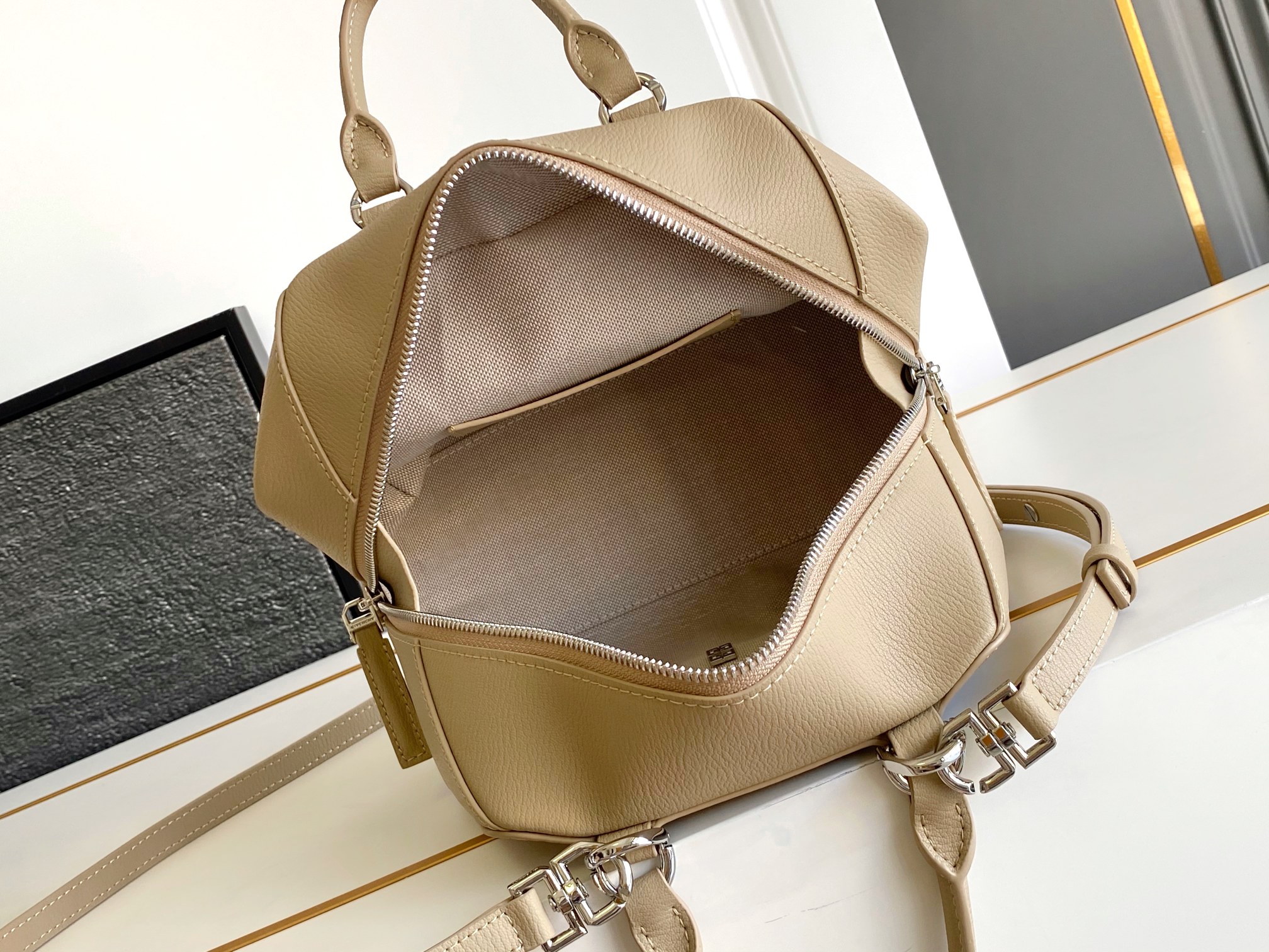 Givenchy Anyigona Cube Tote-13*19*22CM