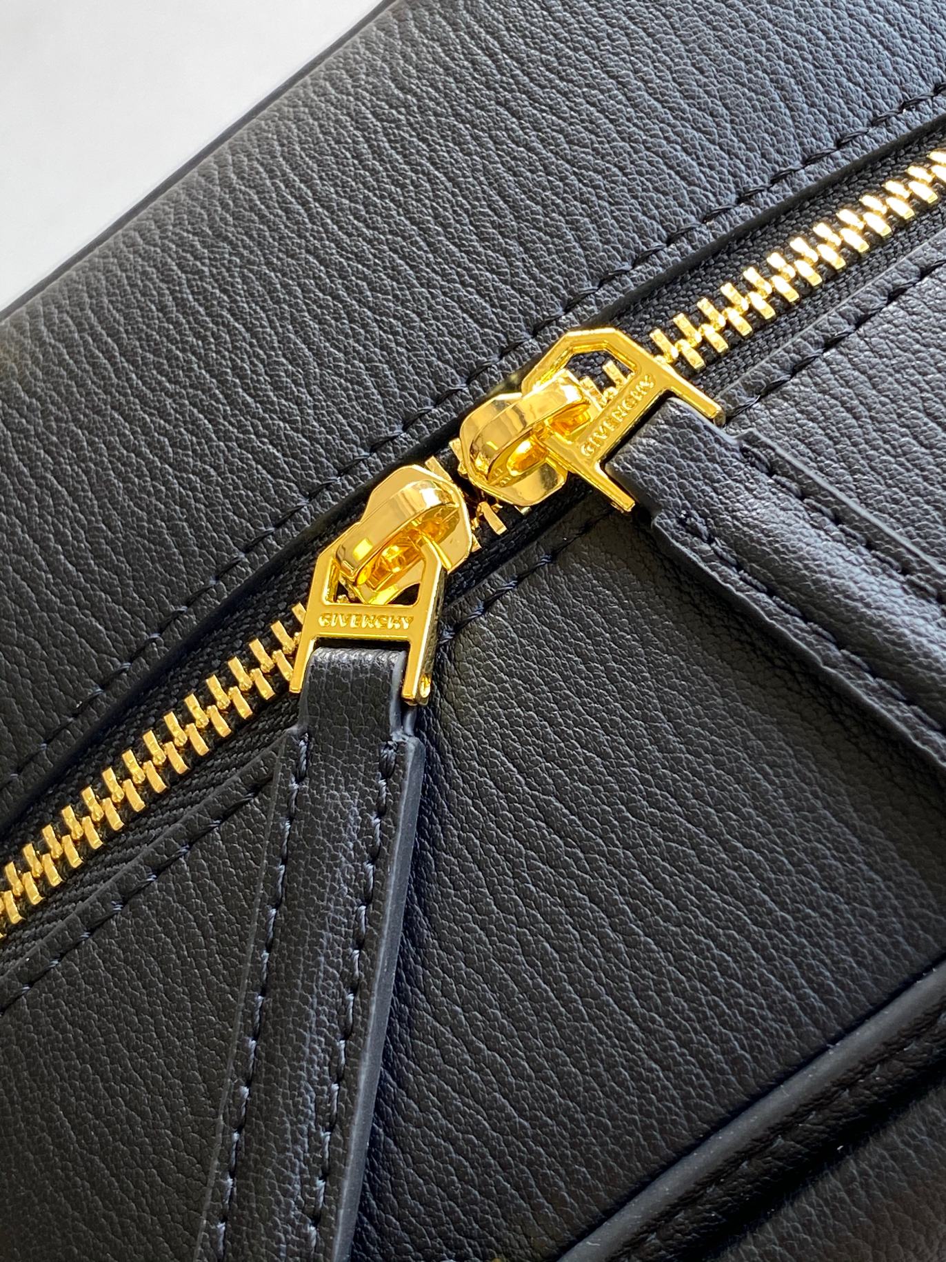 Givenchy Anyigona Cube Tote-13*19*22CM