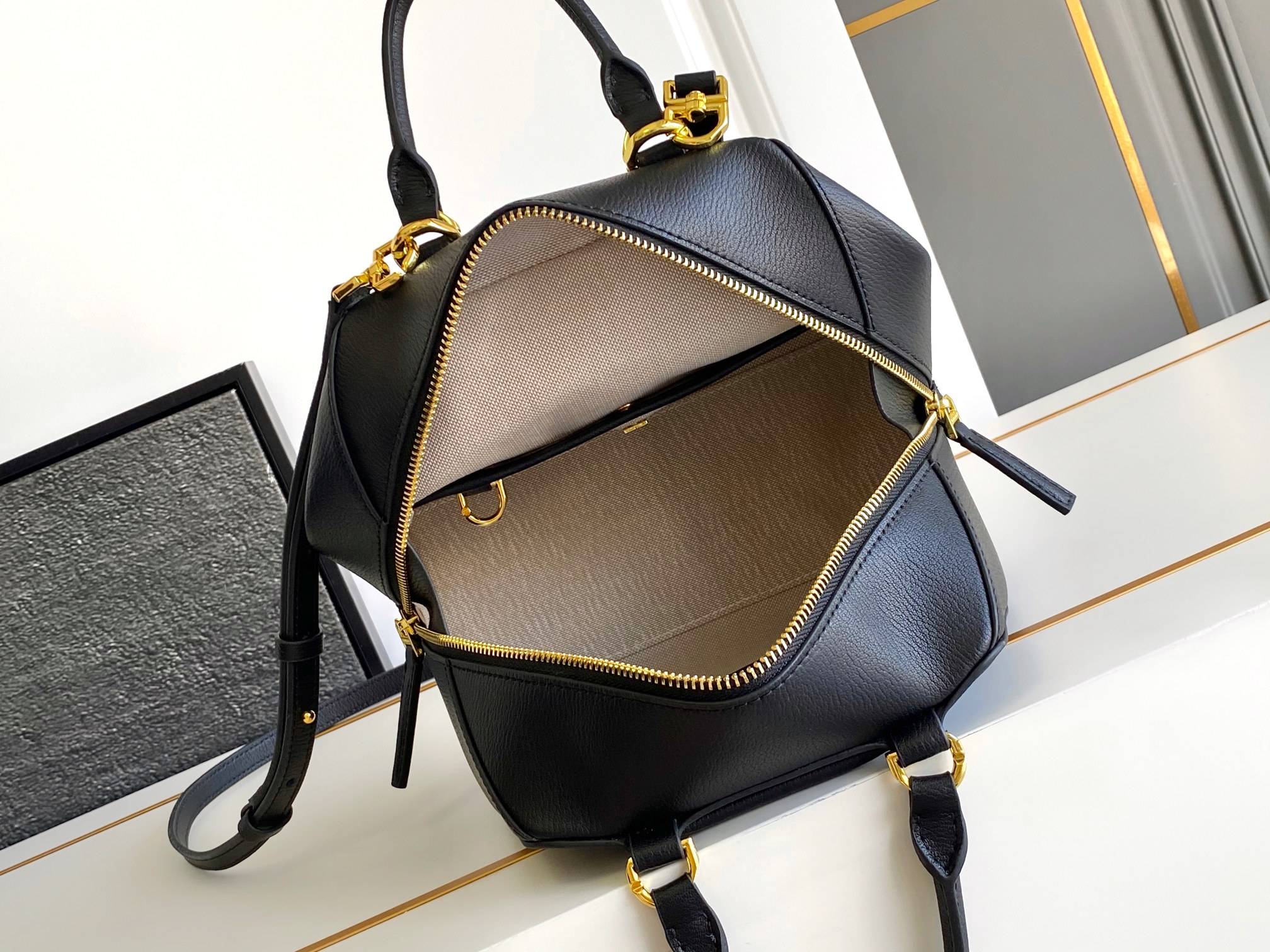 Givenchy Anyigona Cube Tote-13*19*22CM