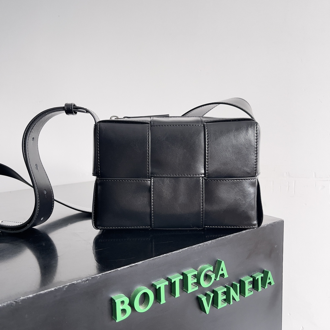 bo*te*ga Ve*ne*ta mini cassette bag-21*13*6.5cm
