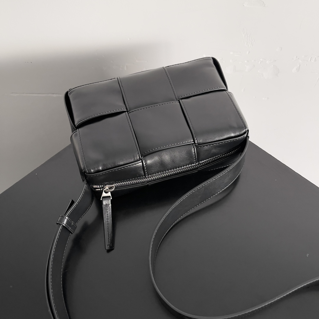 bo*te*ga Ve*ne*ta mini cassette bag-21*13*6.5cm