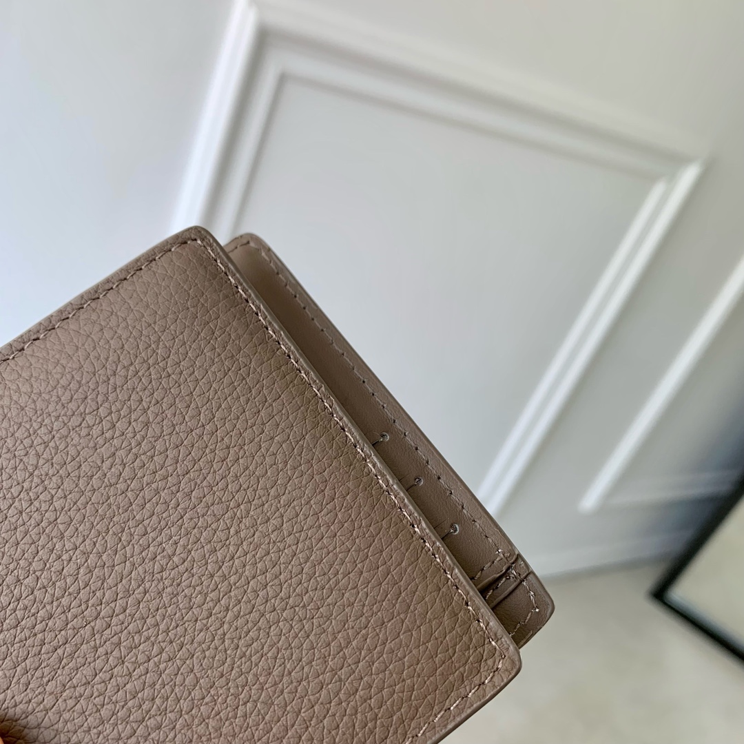 l0*is V*t0n aerogram wallet-8 x 11 x 1 cm