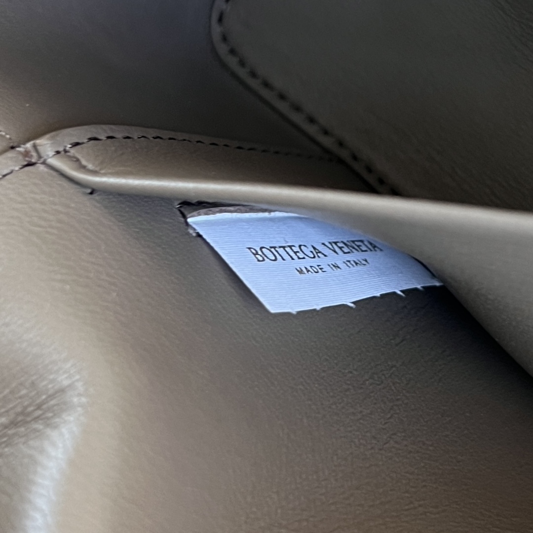 b0tt*ga Ven*ta vanity case bag-22x12.5x5cm