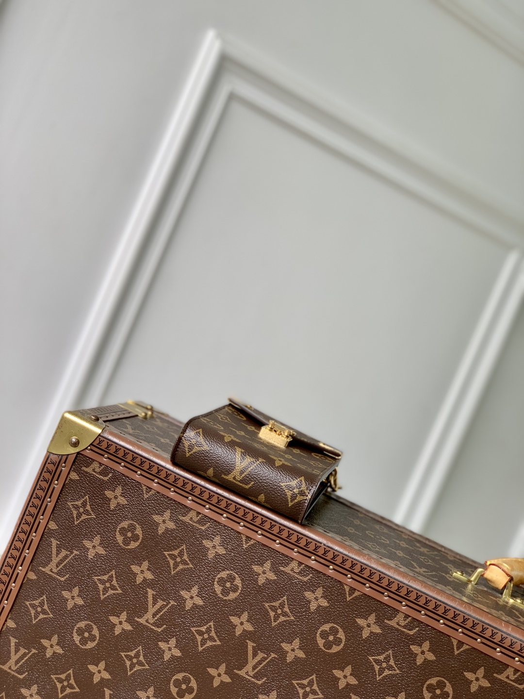 l0vis Vvtt0n métis phone bag -17.5 x 4 x 10.4cm