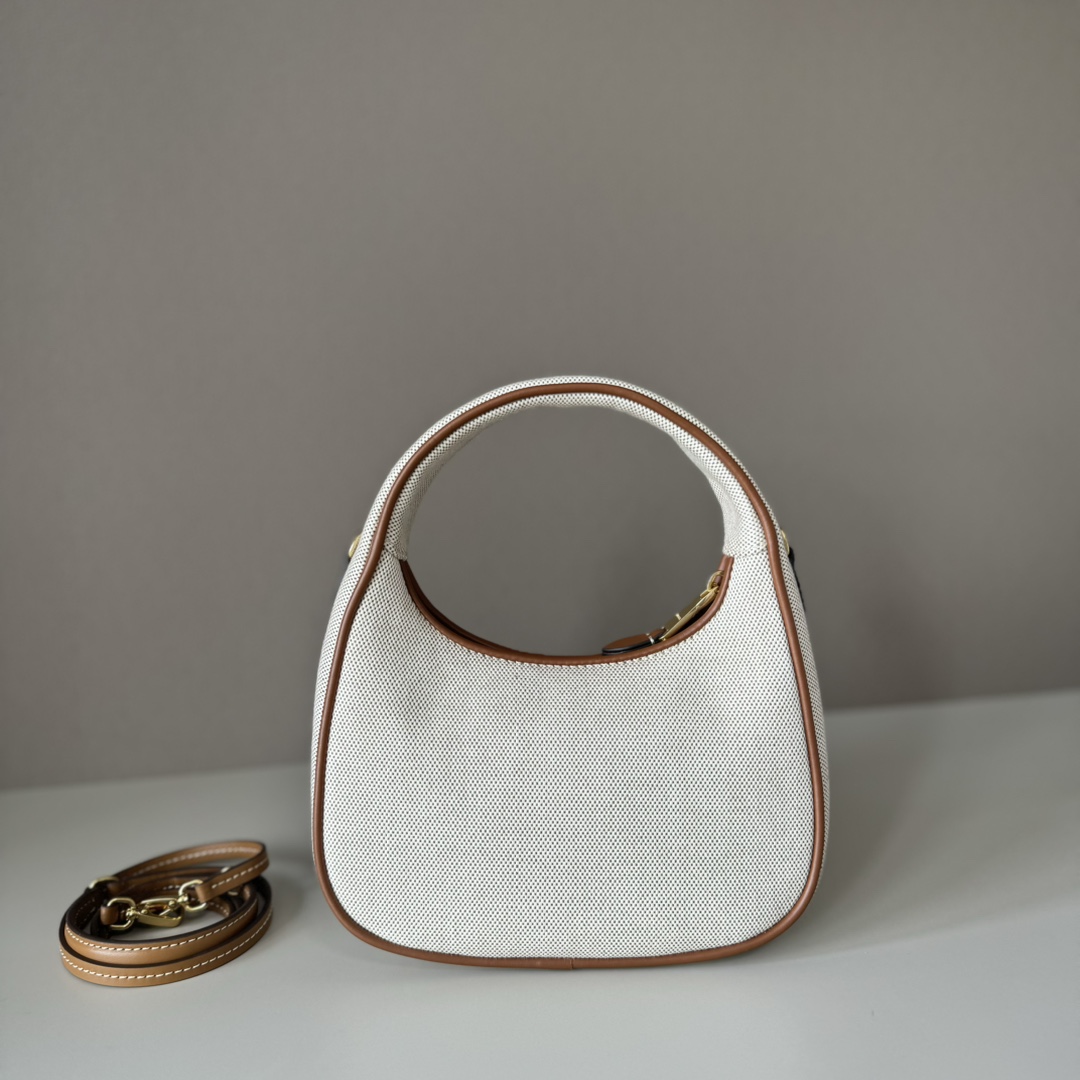 m1um1u M1vwaner bag--23 x 13 x 7cm