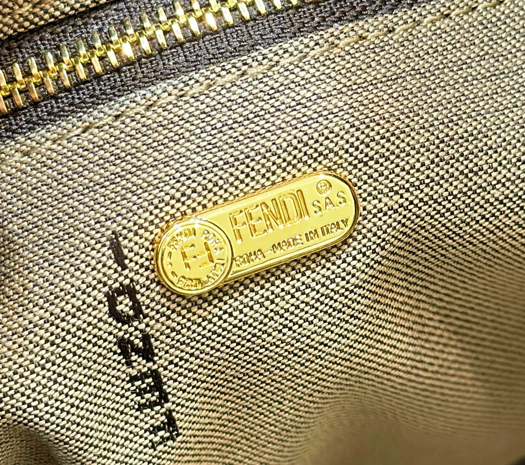 F**di vinatge bag-26x15x19cm