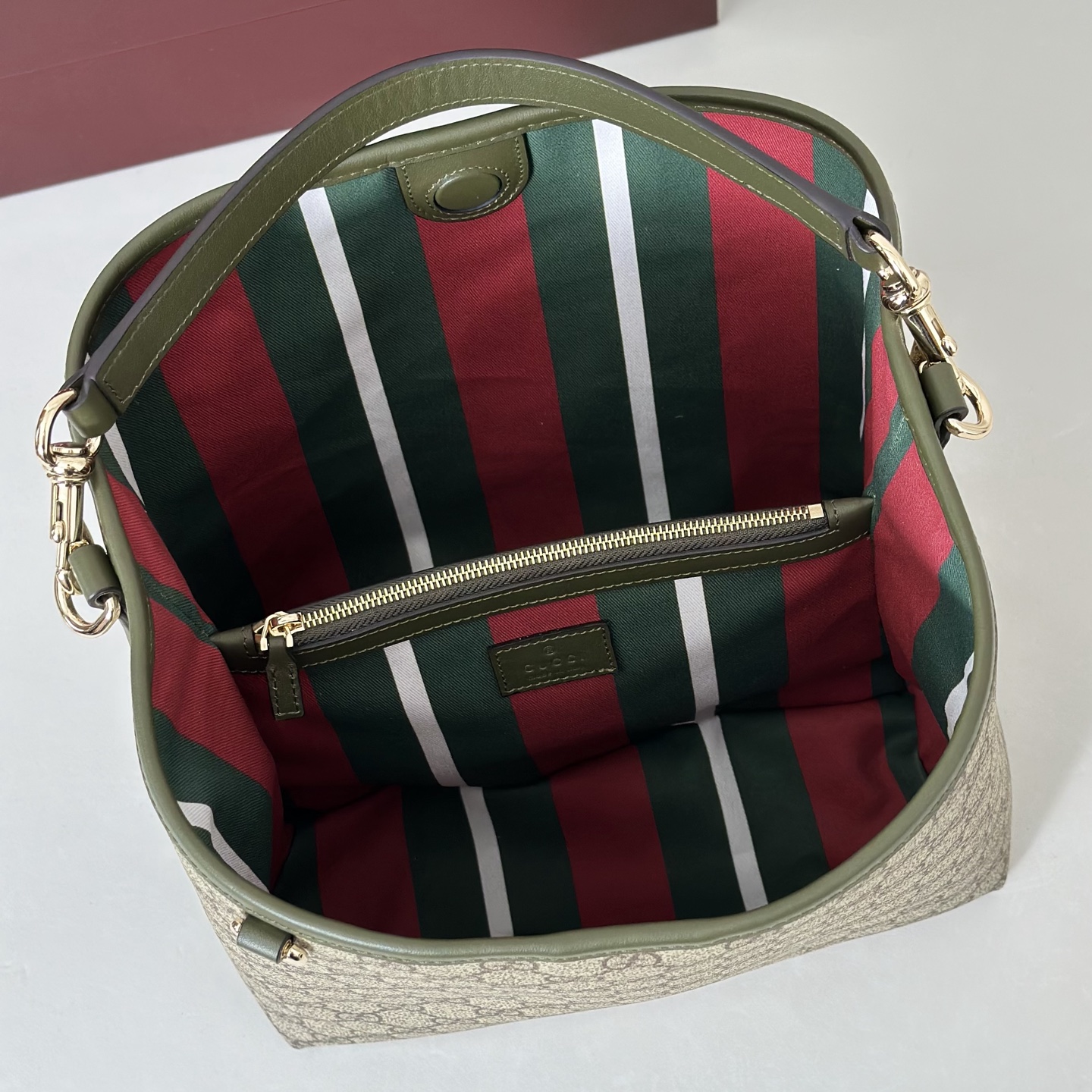 Gvc*1 medium emblem shoulder bag- 25-25-15.5cm