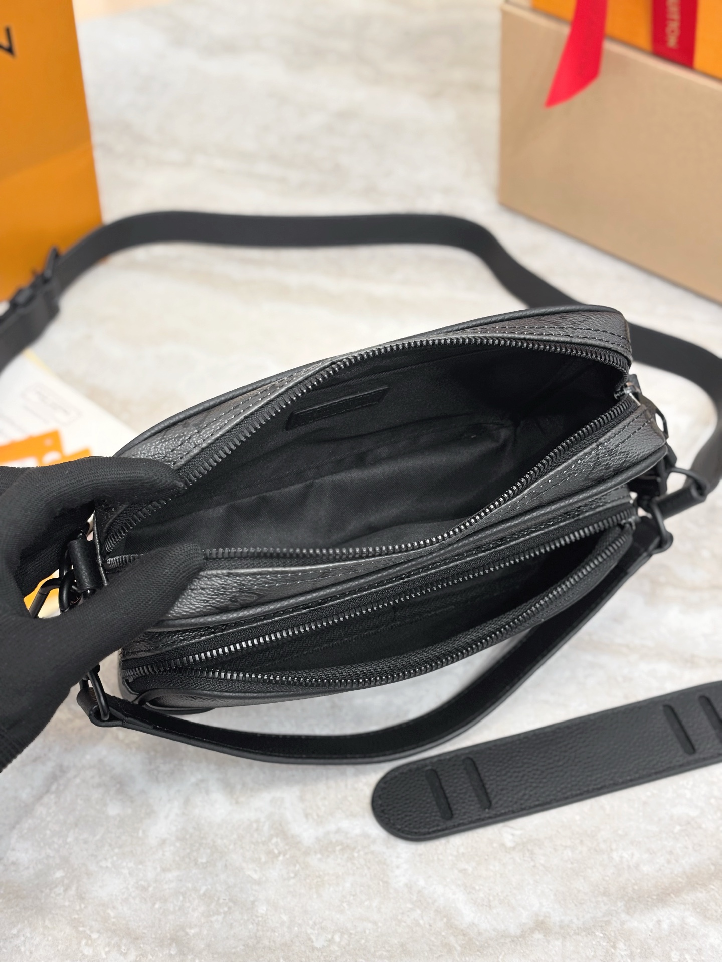 L0vis Vvtt0n Nil Messenger Bag-25 x 17.5 x 11CM