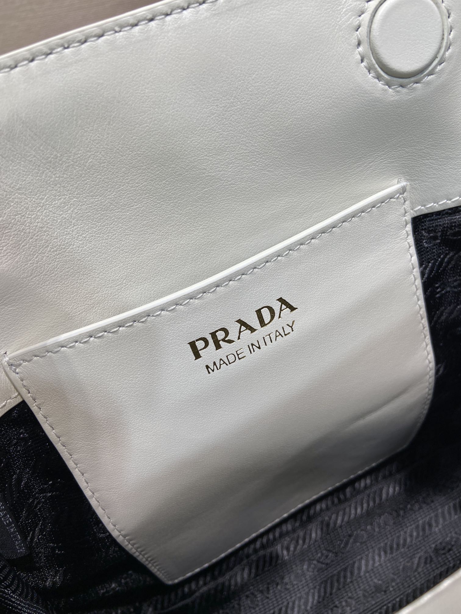 Pra*a Carry Leather Handbag 1BA496-19*21*7CM