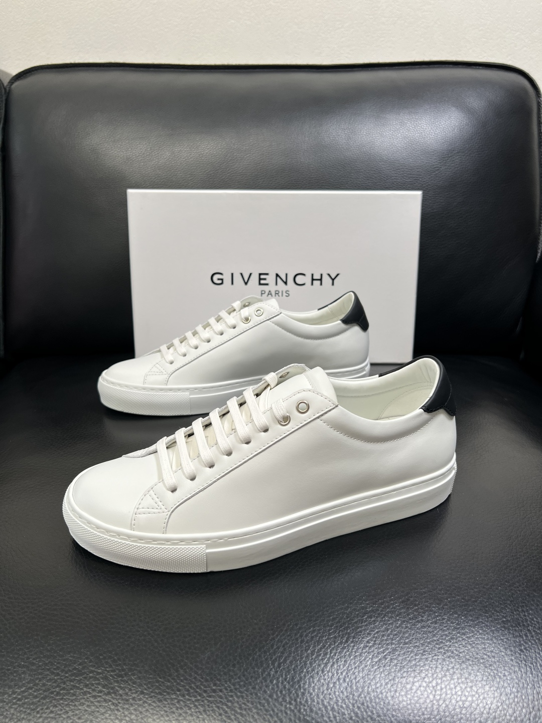 Gienvchy Sneakers