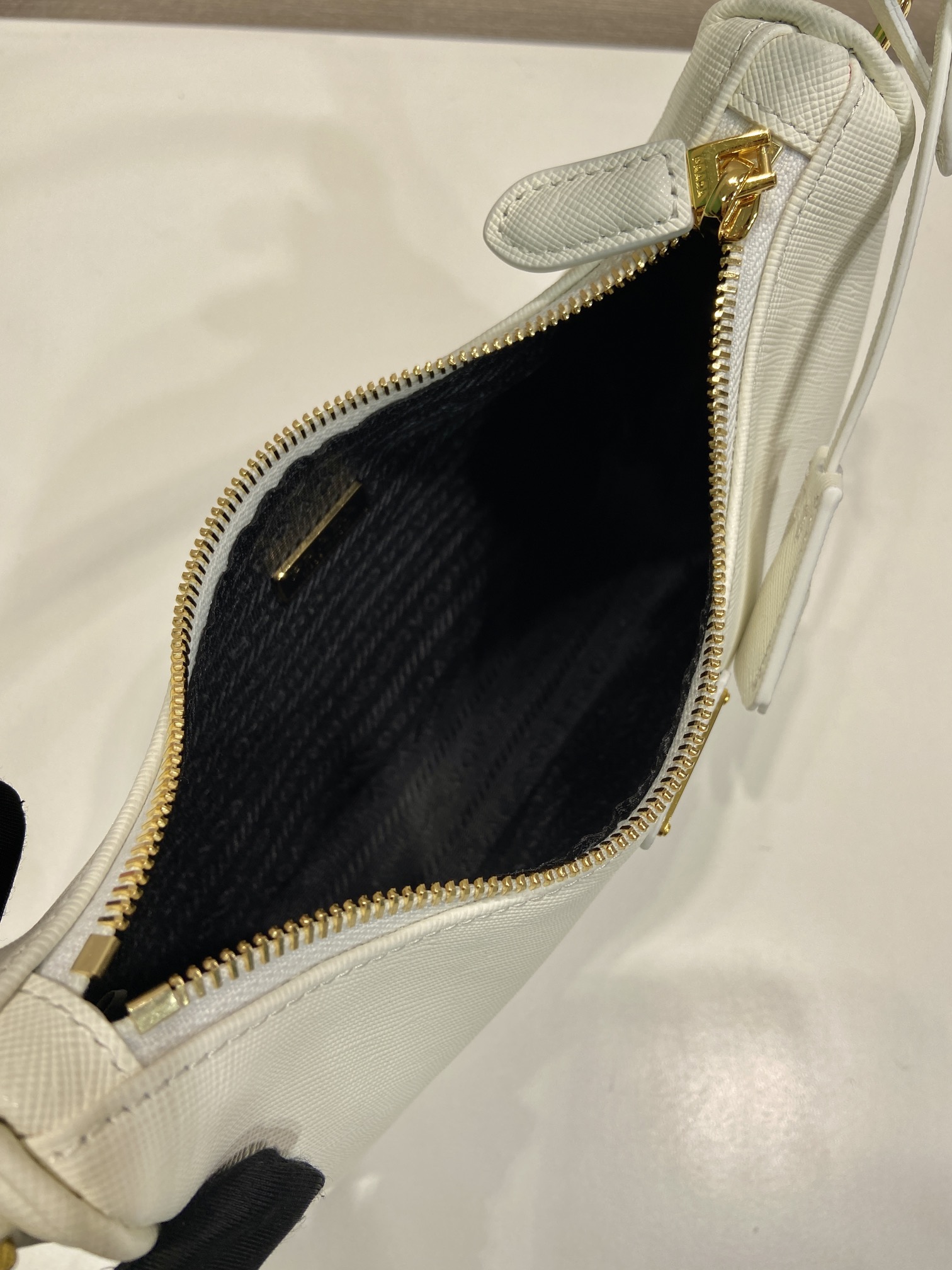 Pra*a Re-Edition Hobo Saffiano Leather Bag-22*18*6CM